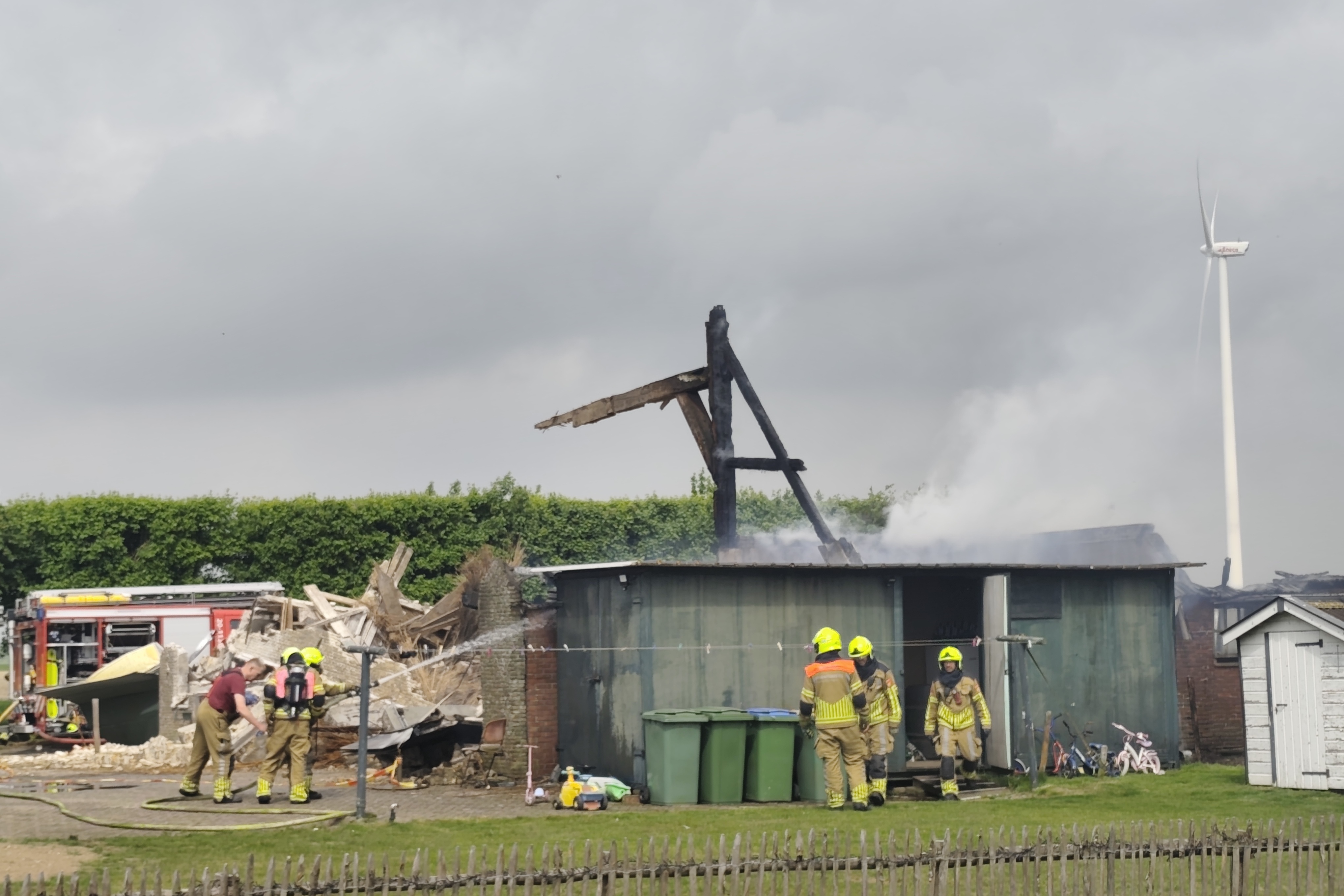 Landbouwmachine in vlammen op bij schuurbrand Heijningen