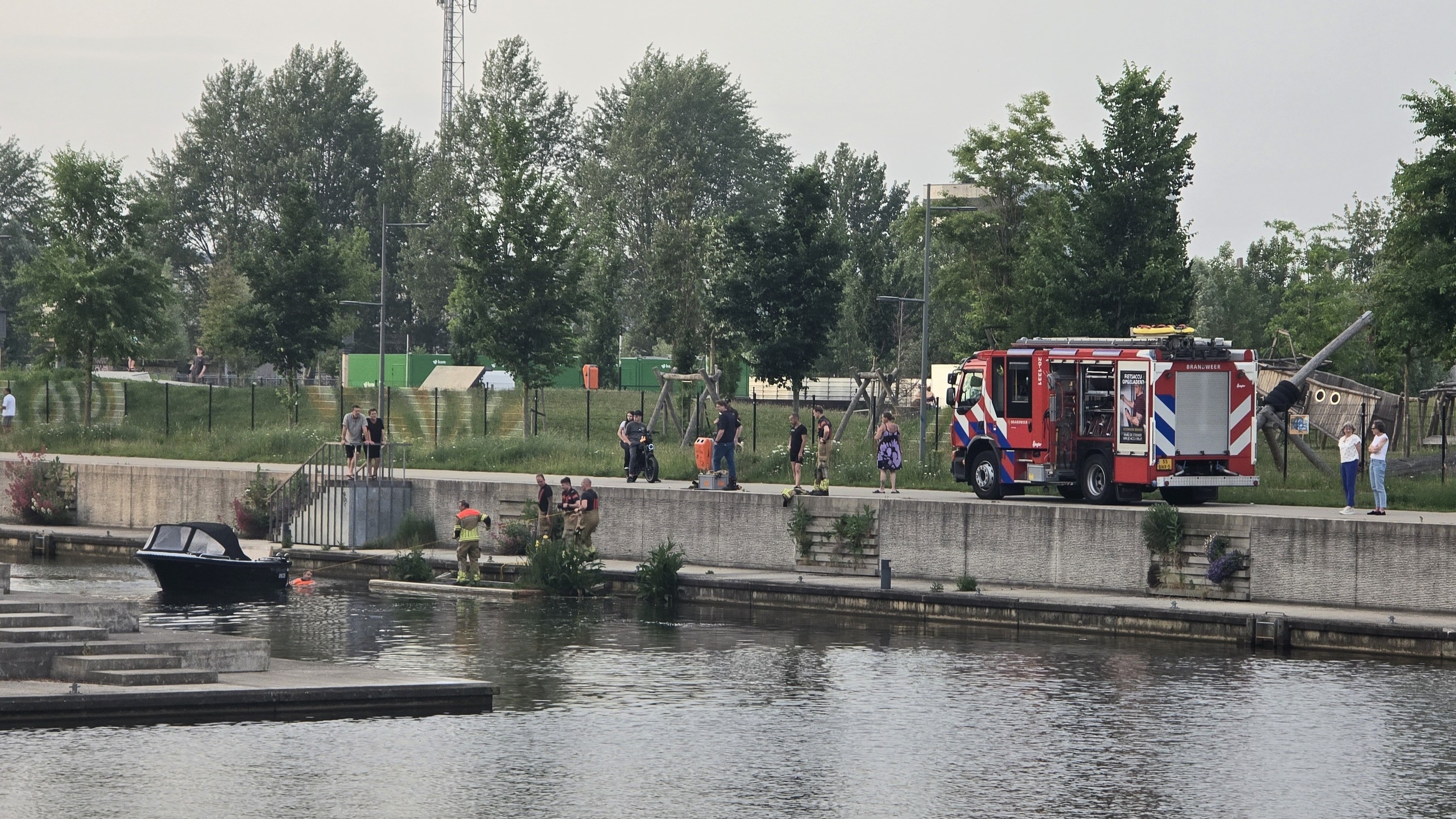 Brandweer rukt uit voor brandende sloep op het Turfpad