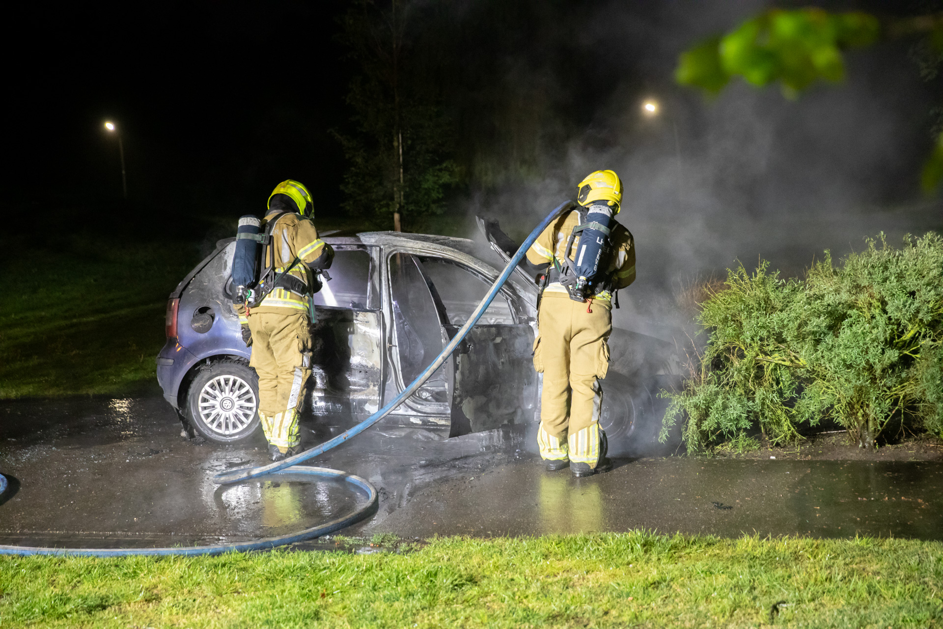 Auto volledig in vlammen opgegaan in Vogelaarpark in Etten-Leur