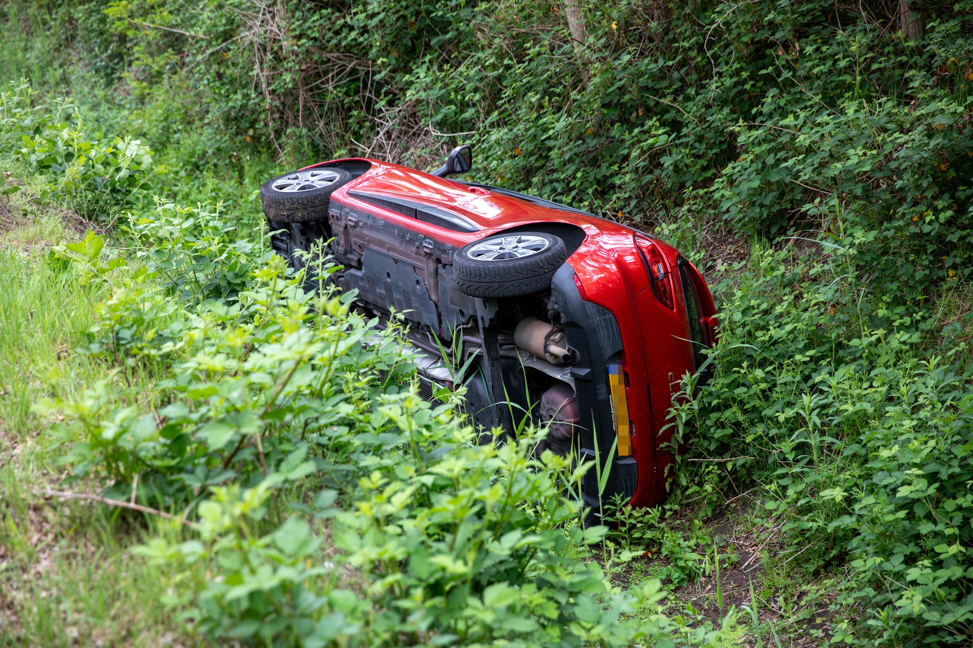 Auto belandt in sloot aan Spectrum in Roosendaal