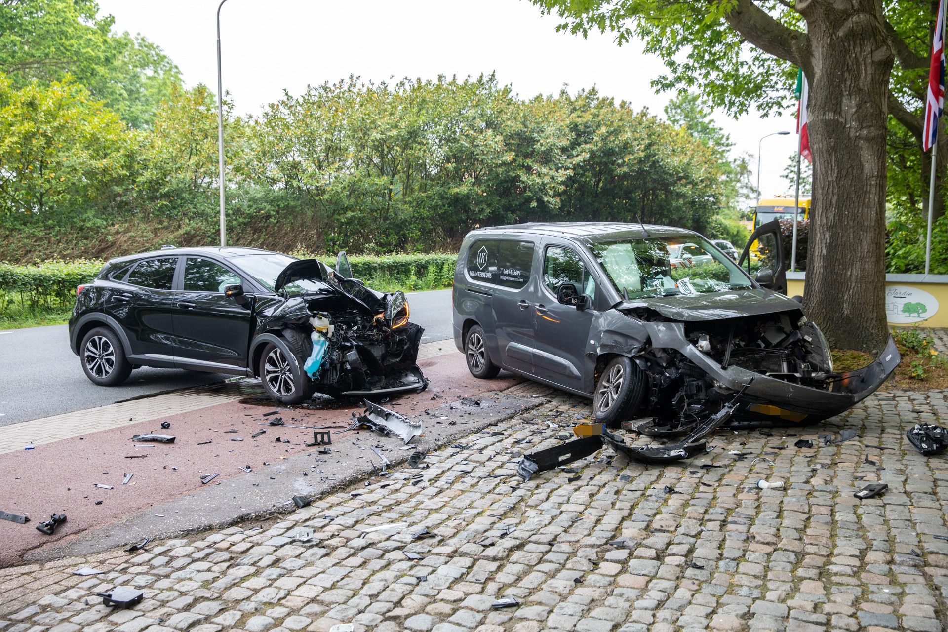 Twee gewonden bij frontale botsing op Rucphenseweg in Rucphen.