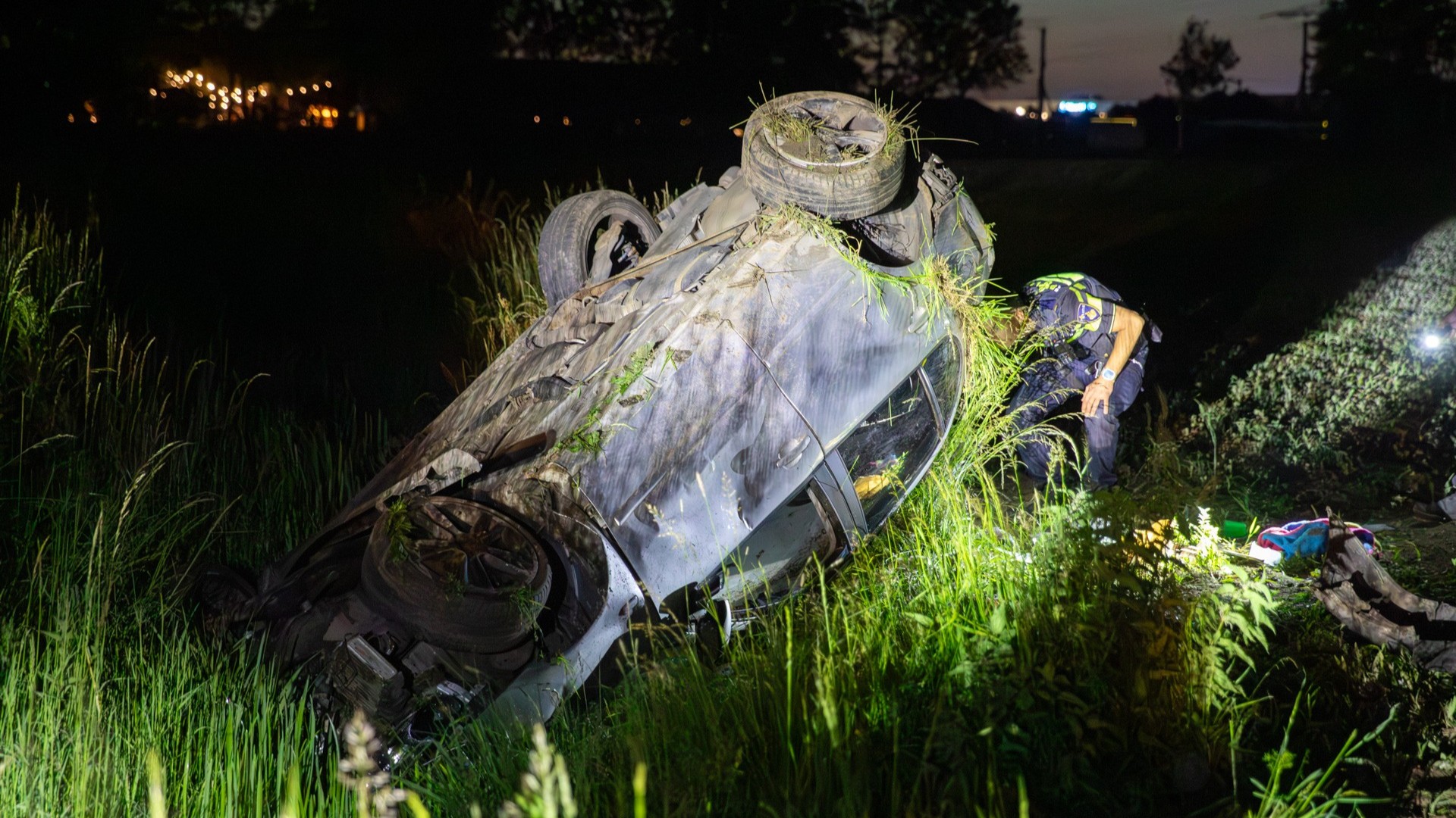 Auto belandt in sloot na crash op Nelson Mandelaweg