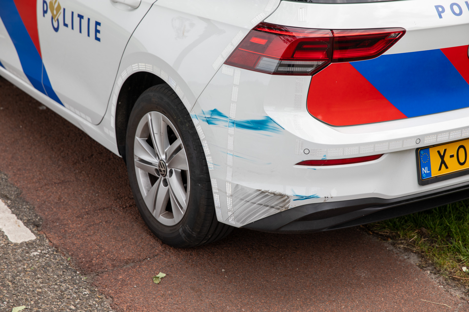 Fietser lichtgewond na botsing met geparkeerde politieauto in Zegge