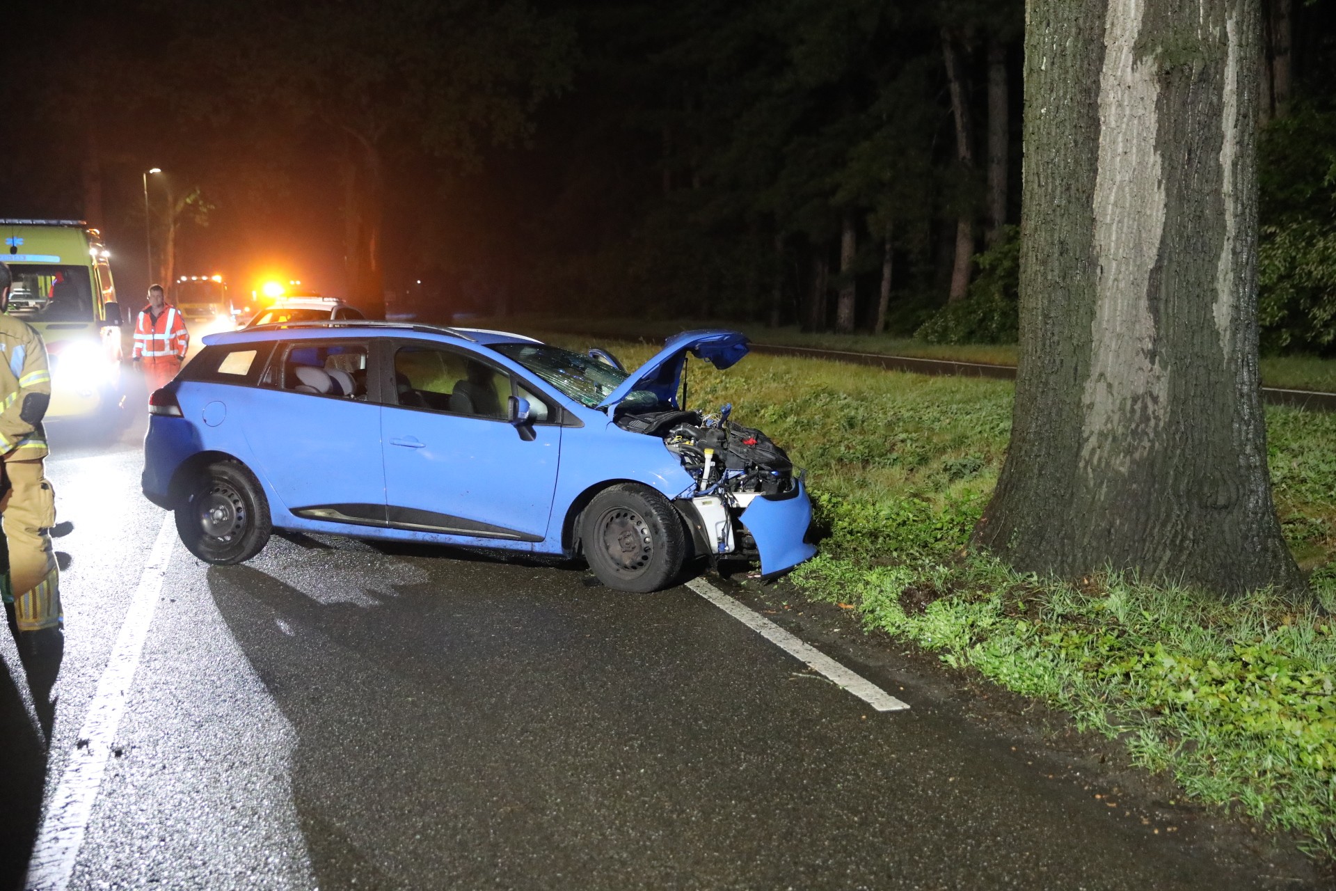 Automobilist gewond na botsing tegen boom op Putseweg