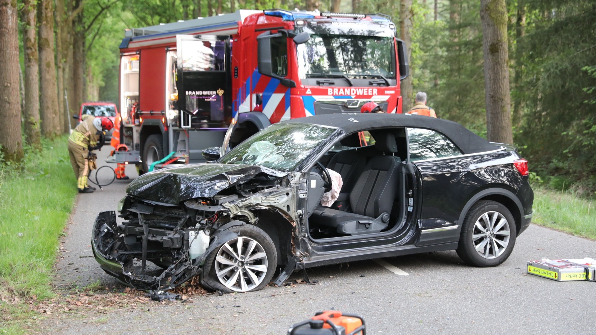 Auto ramt boom op Plantagebaan in Wouwse Plantage
