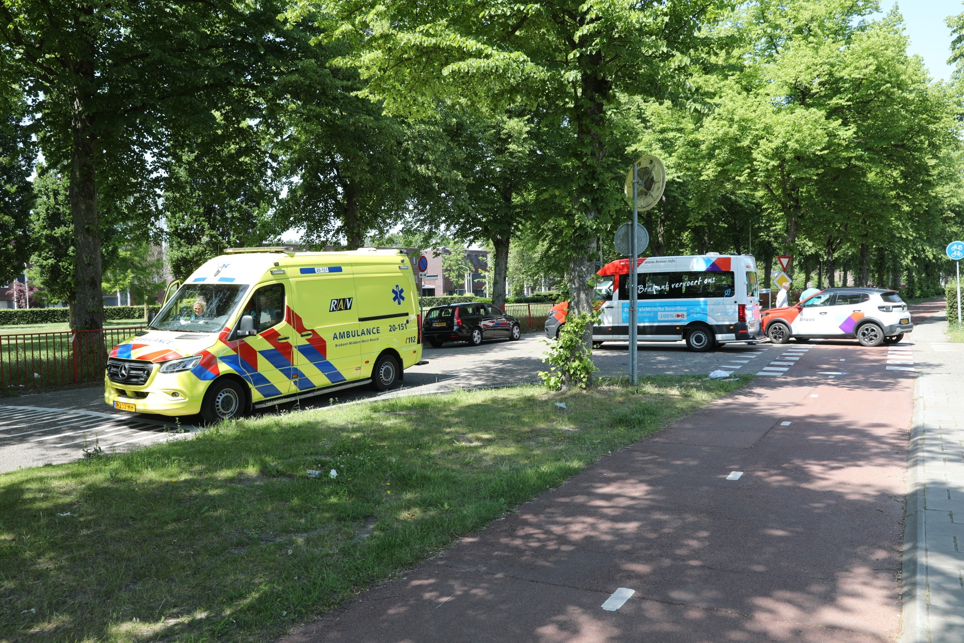 Brommerrijder gewond bij botsing met auto in Roosendaal.