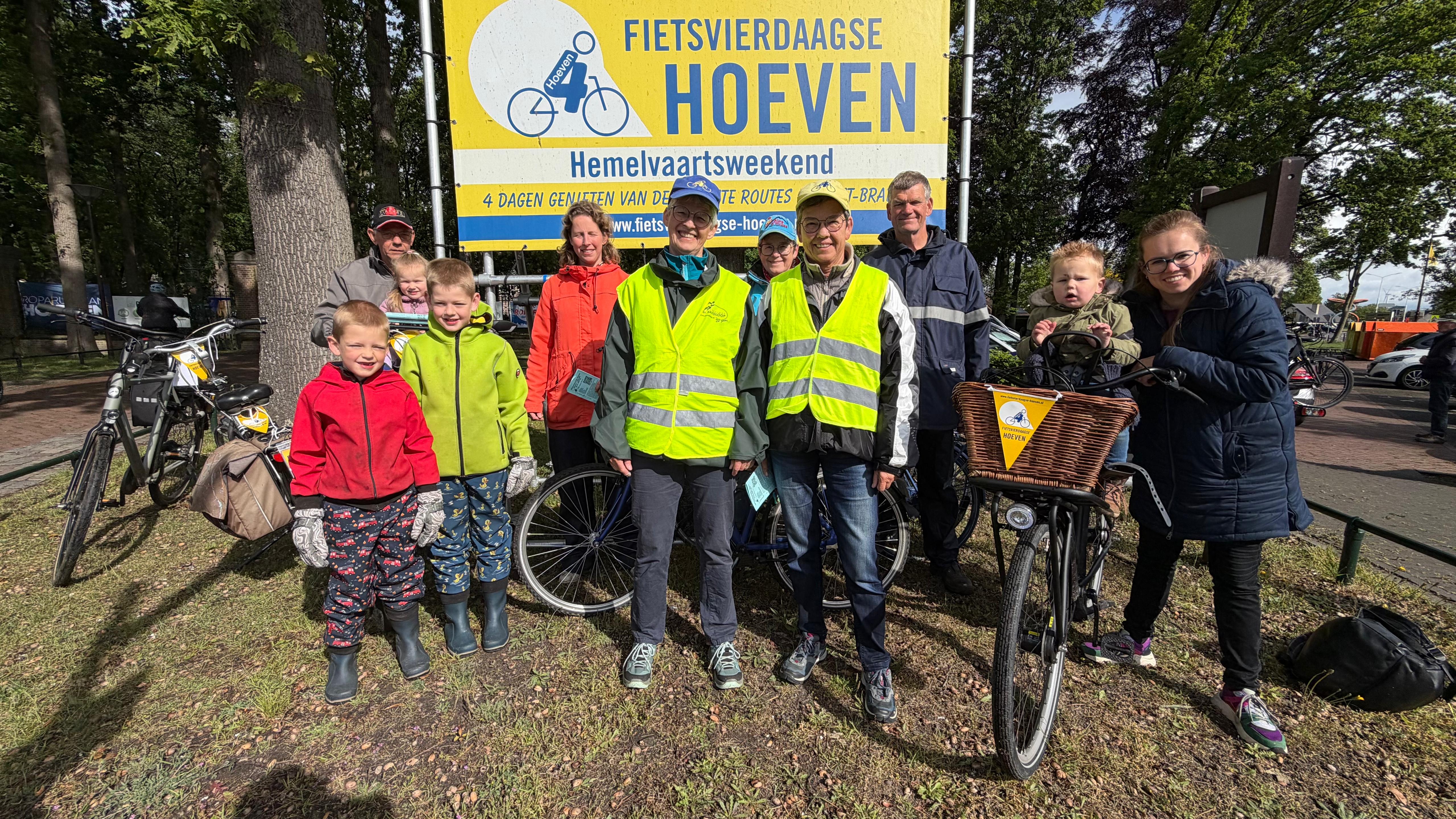 De twee zussen krijgen hun familieleden aan het fietsen.