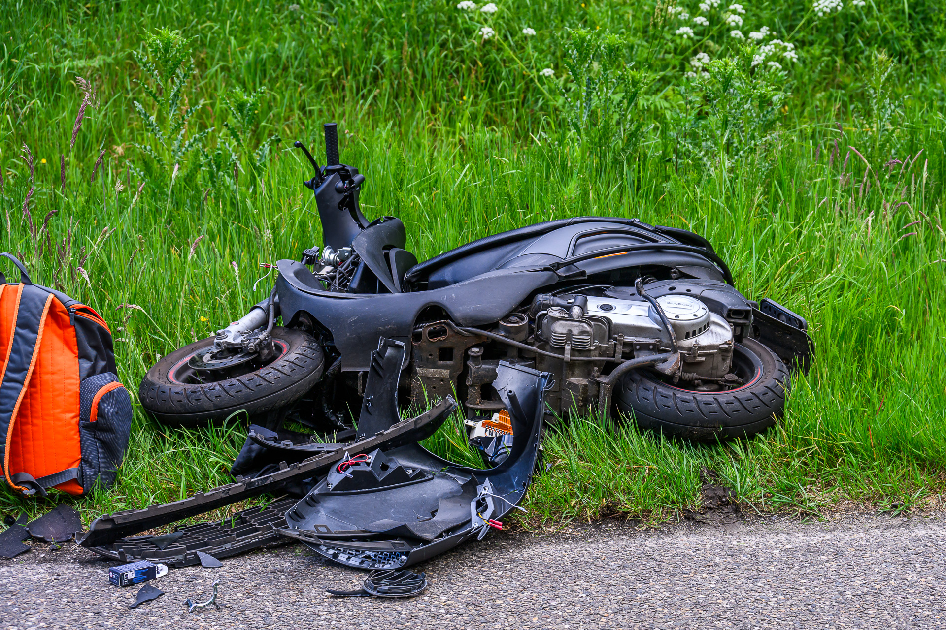 Scooter total loss na frontale botsing met auto.
