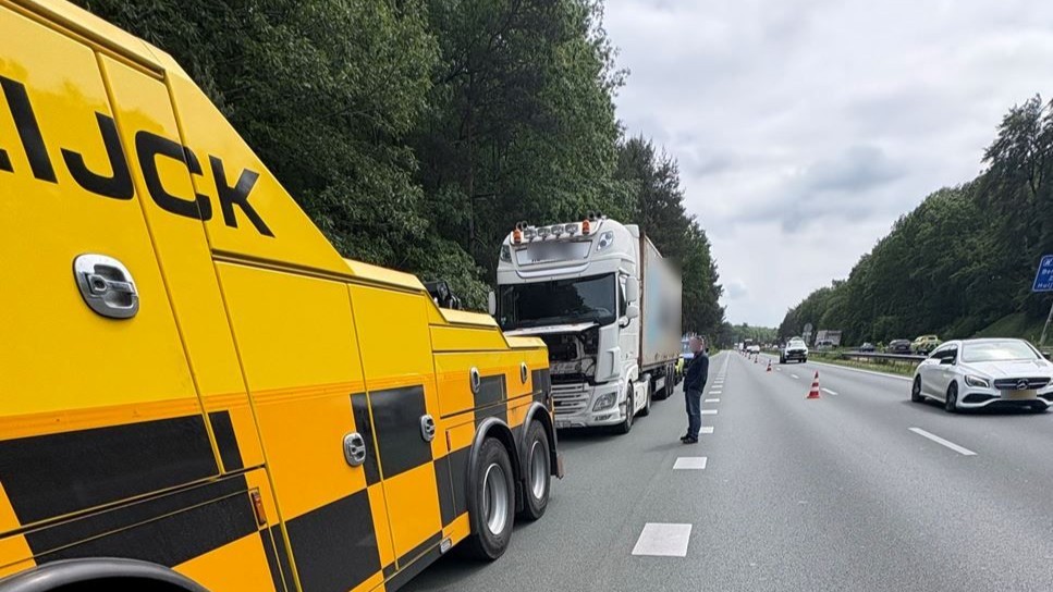 Vrachtwagen met pech op A4 bij Bergen op Zoom-Zuid