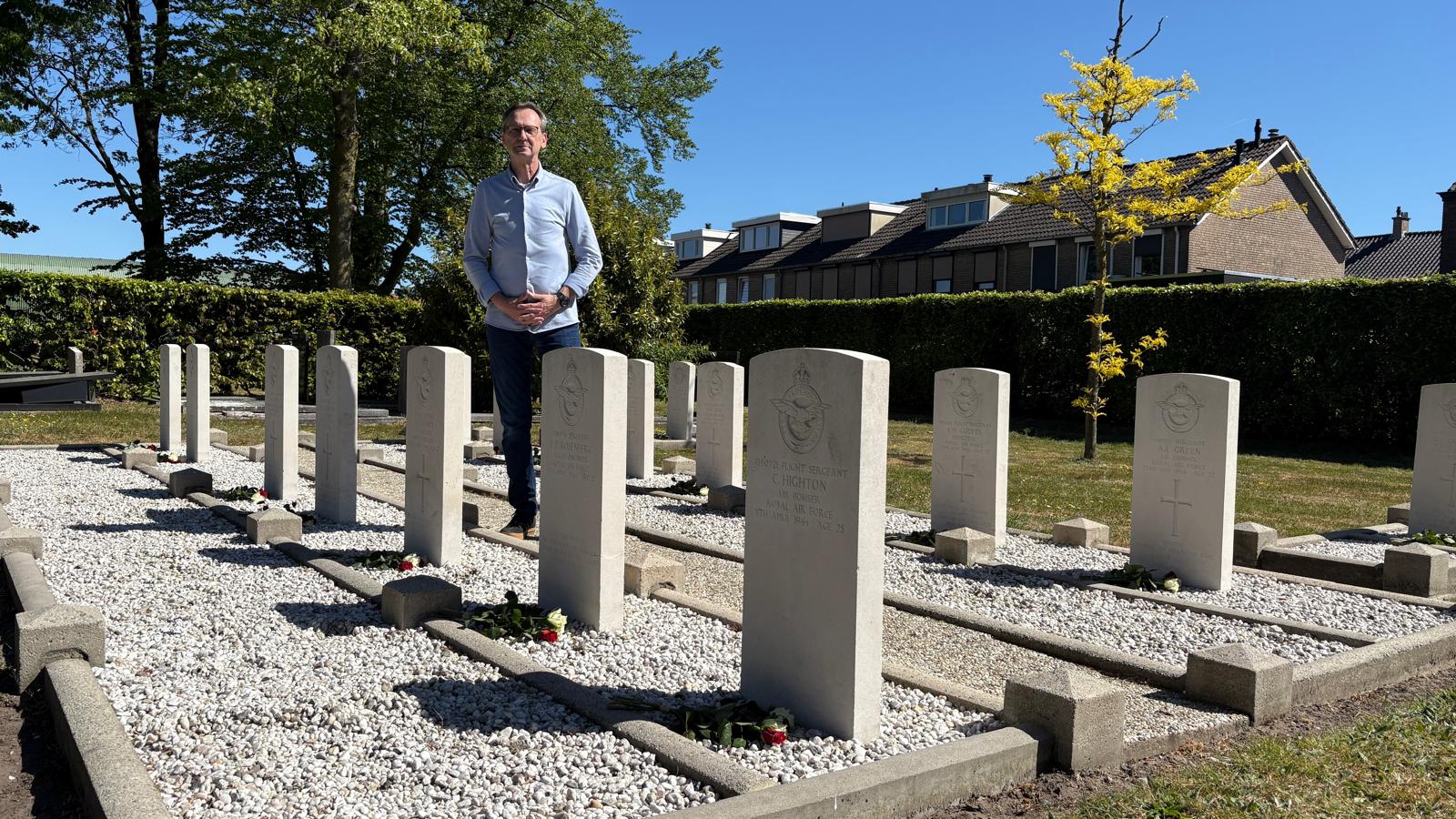 Hans onderhoudt vergeten oorlogsgraven: ‘We mogen ze niet vergeten’