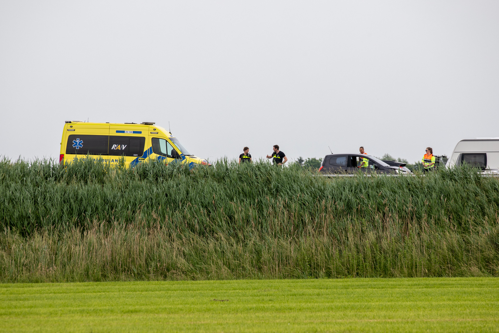 Lange file op A58 door botsing tussen twee auto’s