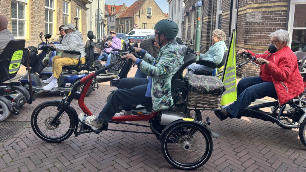 Scootmobieltocht Tholen draait om meer dan alleen rijden: ‘Zorgt voor verbinding’