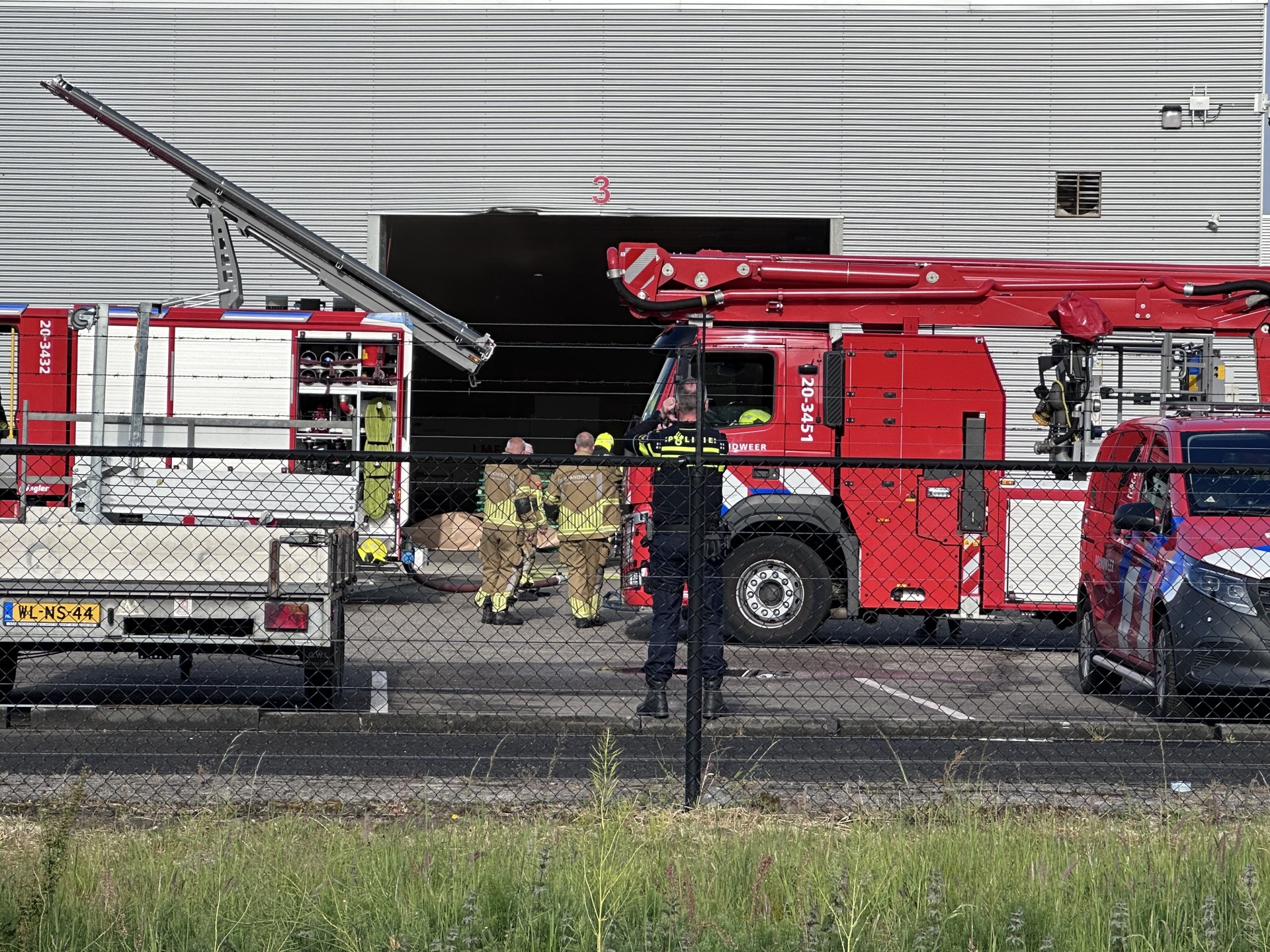 Brand bij trappenfabriek Vermeulen Etten-Leur, brandweer met meerdere voertuigen aanwezig