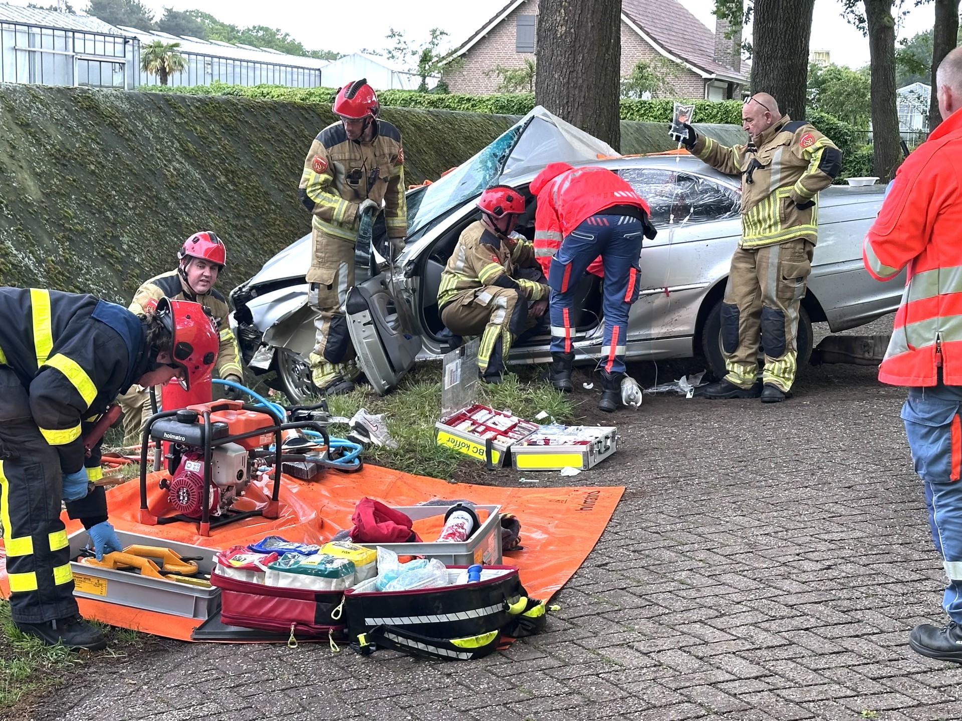 Automobiliste van de weg geraakt door onbekende oorzaak, weg afgesloten