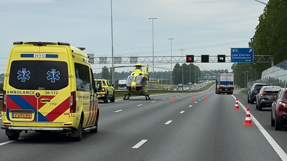 Motor en auto botsen op A16: traumahelikopter opgeroepen