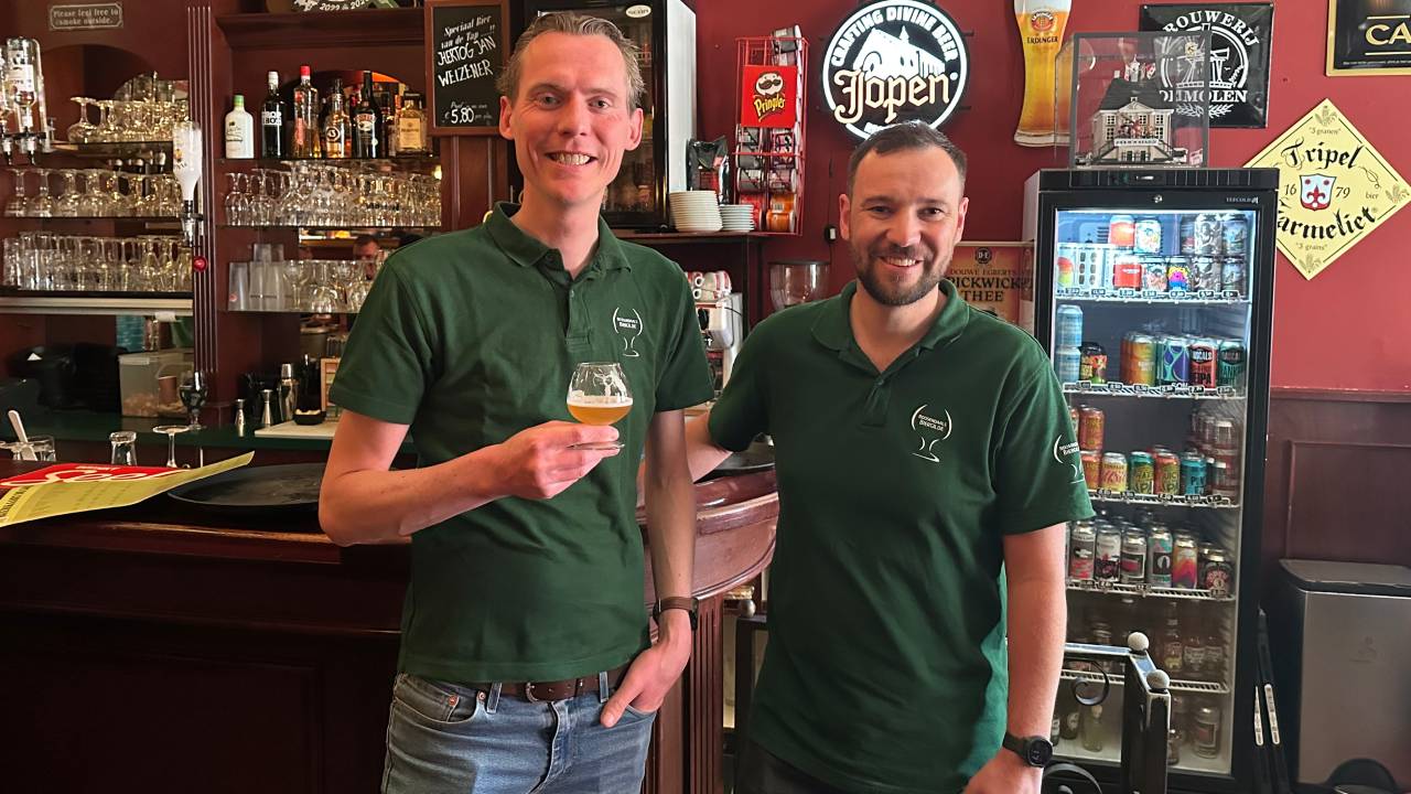 Blind bier proeven blijkt topsport in afgeladen café De Sjoes