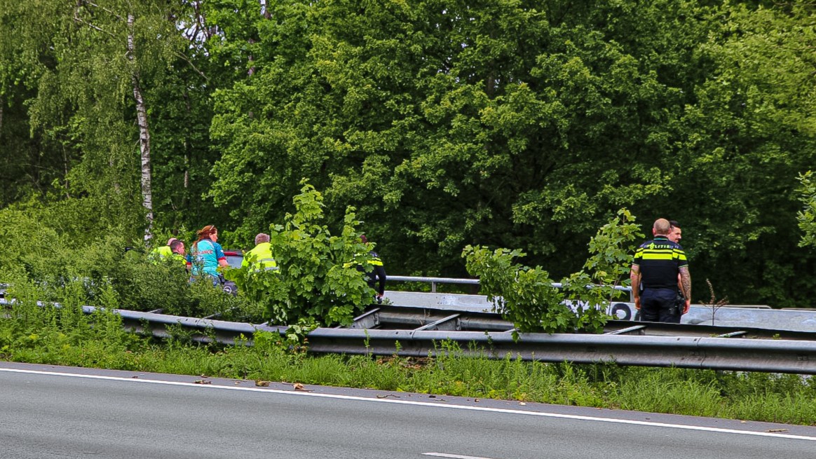 Auto kantelt na aanrijding met vrachtwagen op de A4 bij Bergen op Zoom.