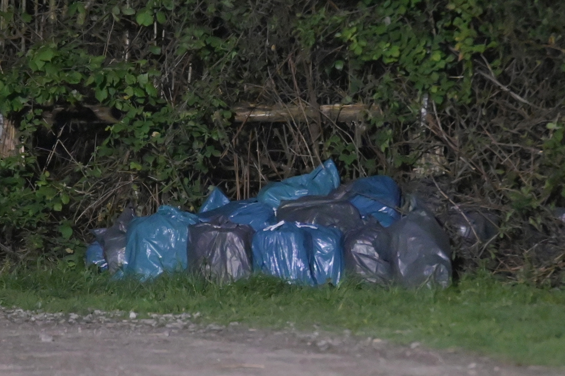 Brandweer en politie doen onderzoek naar gedumpte vuilniszakken in Rijsbergen