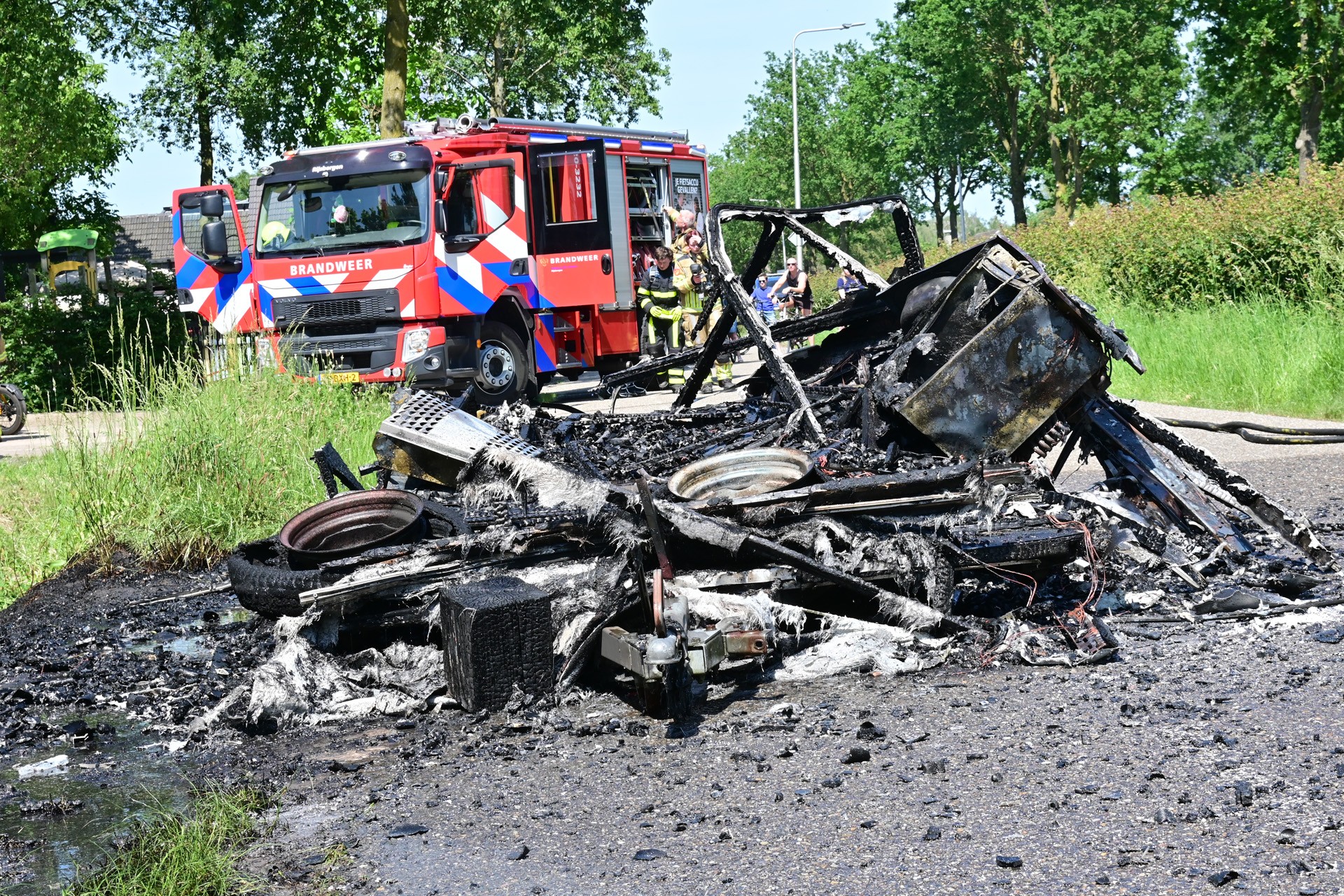 Caravan gaat in vlammen op aan Antwerpseweg in Rijsbergen