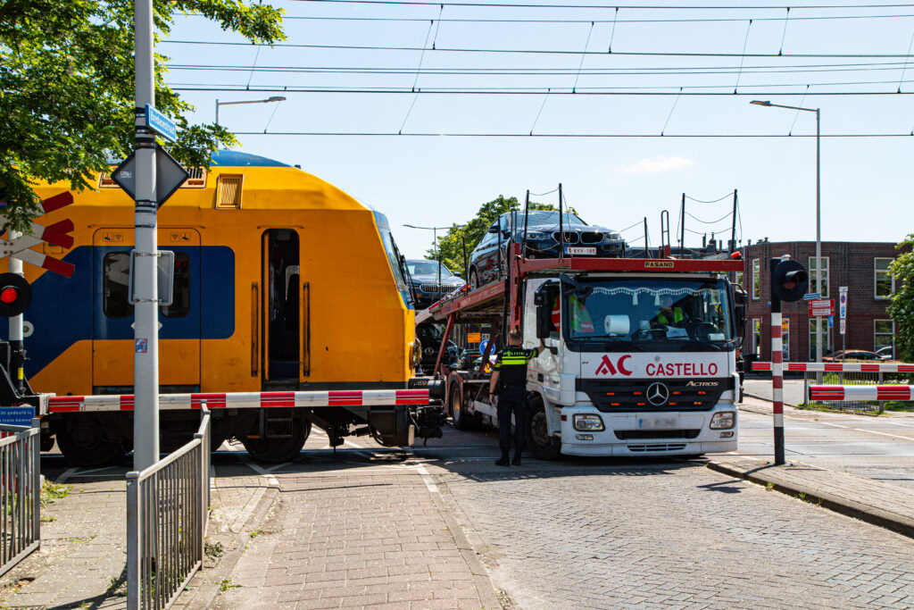 Trein en vrachtwagen botsen op spoorweg­overgang