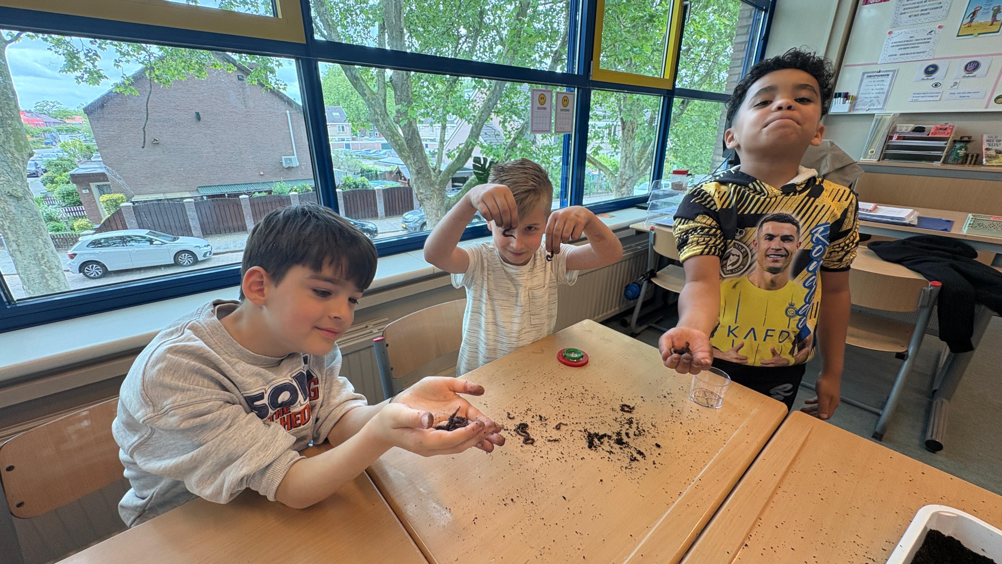Groep 4 gaat met de handen in de aarde tijdens de Wroetchallenge