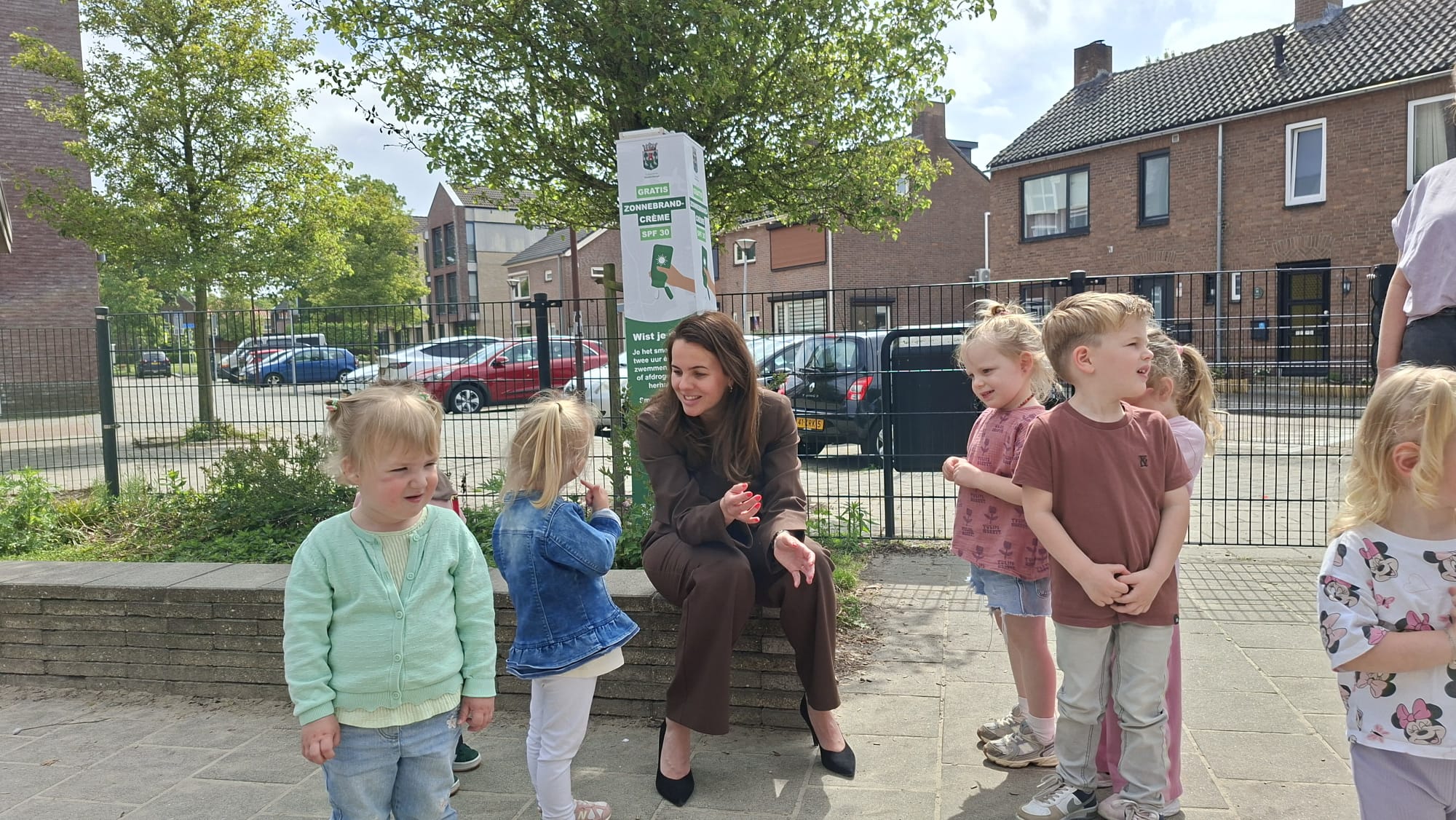 Palen met gratis zonnebrand komen precies op tijd: 'Goed insmeren is nu eenmaal belangrijk'