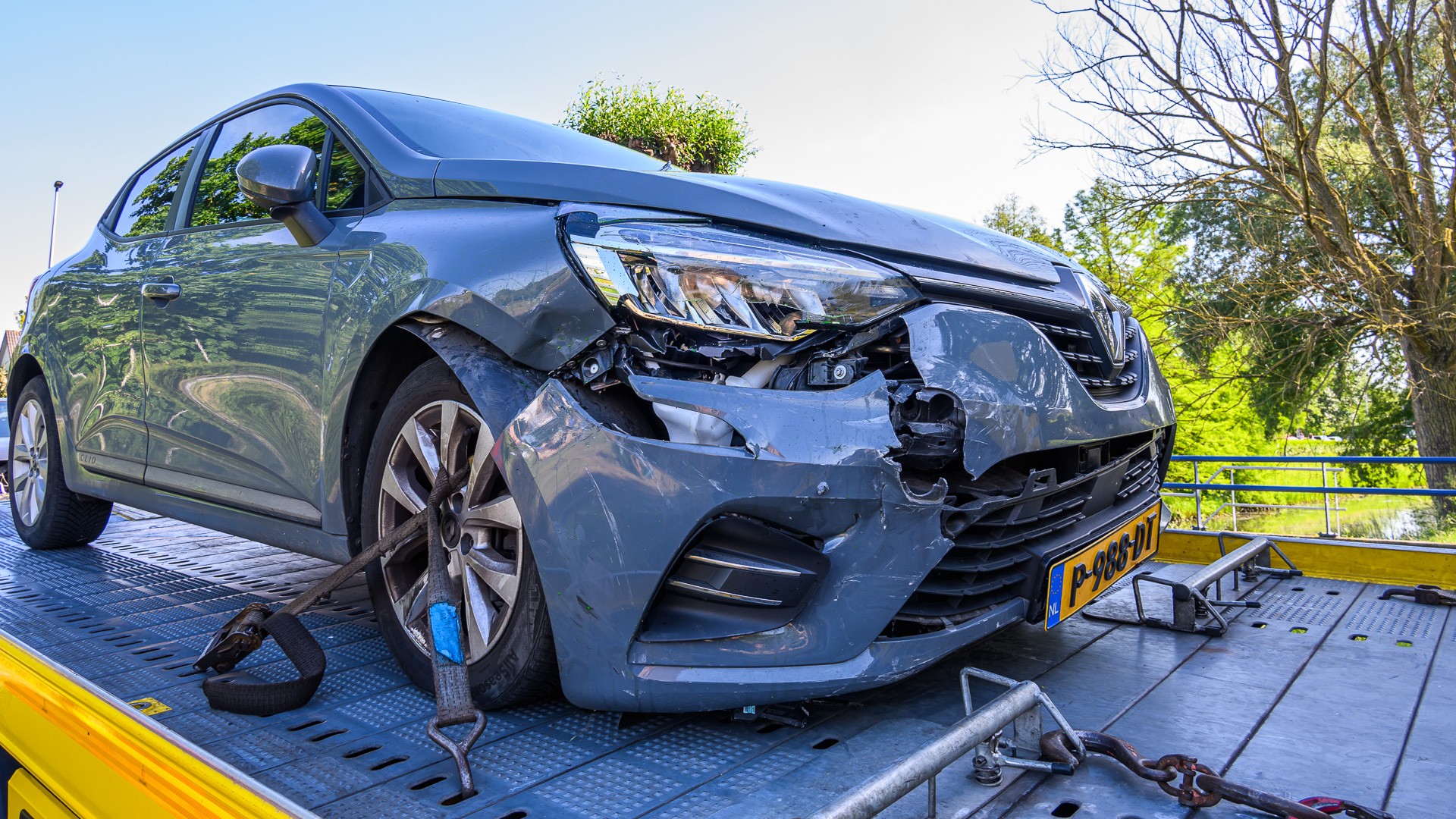 Twee auto’s fors beschadigd bij botsing op kruising in Etten-Leur