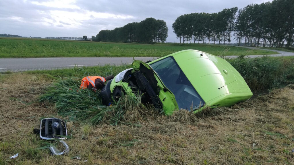 Bus belandt in sloot na ongeval in Sint-Annaland. Bus belandt in sloot na ongeval in Sint-Annaland.
