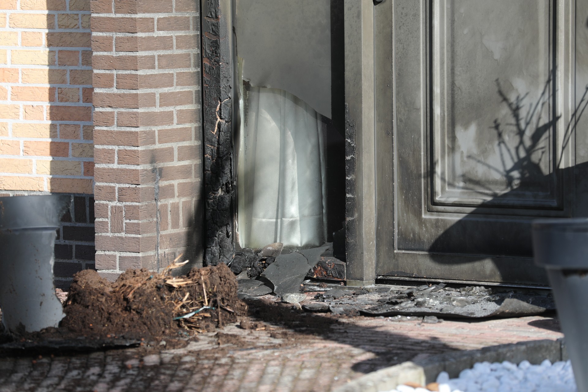 Vuurwerkbom gaat af bij huis, schade bij voordeur