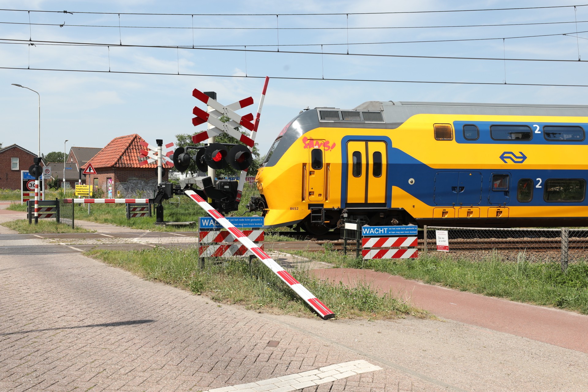 Slagboom kapotgereden op spoorwegovergang in Wouw