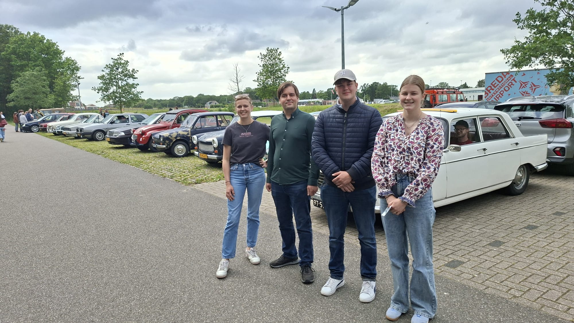 Féline (18) organiseert oldtimerrit voor en door jongeren: ‘Probeer het een keer!’