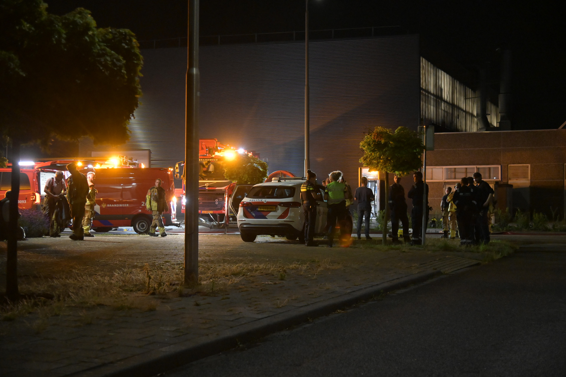 Bedrijfspand in Etten-Leur vat vlam: brand opgeschaald naar middelbrand
