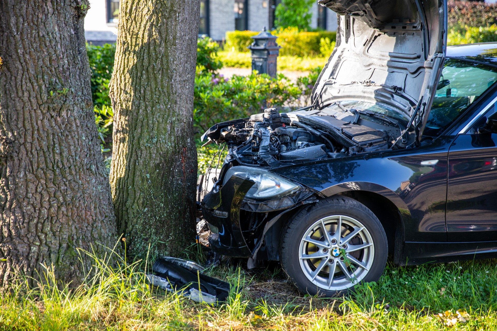 Auto botst tegen boom in Schijf