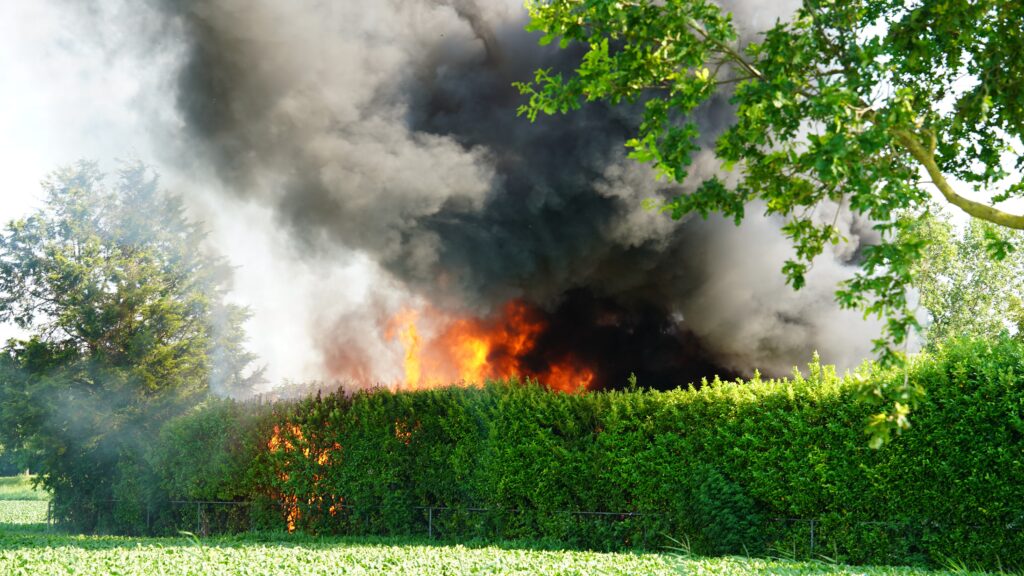 Grote uitslaande brand legt schuur in de as aan Campweg in Sint Philipsland