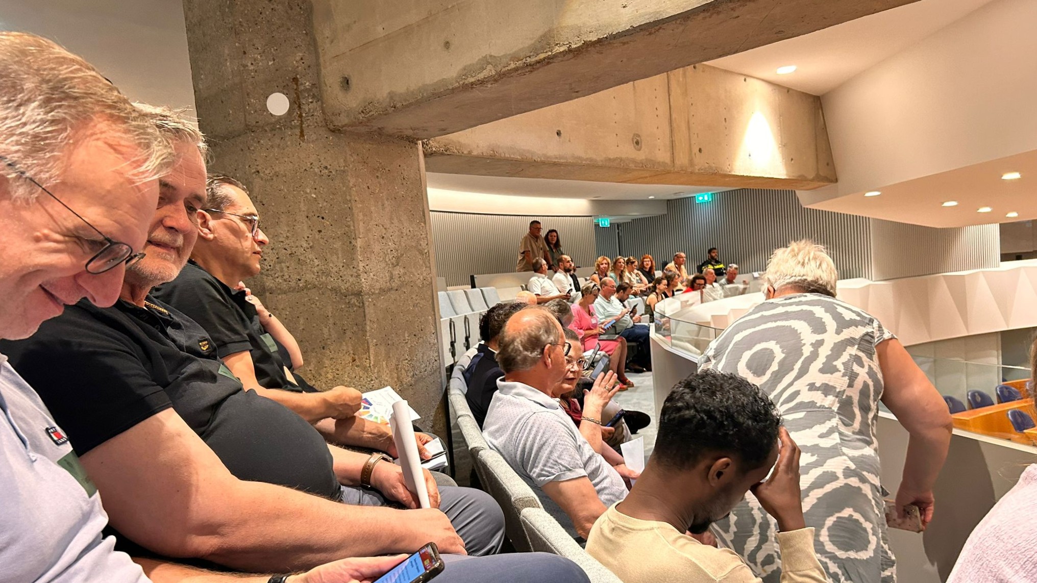 Gelaten sfeer bij inwoners na debat over Moerdijk: ‘Ingehaald door realiteit’