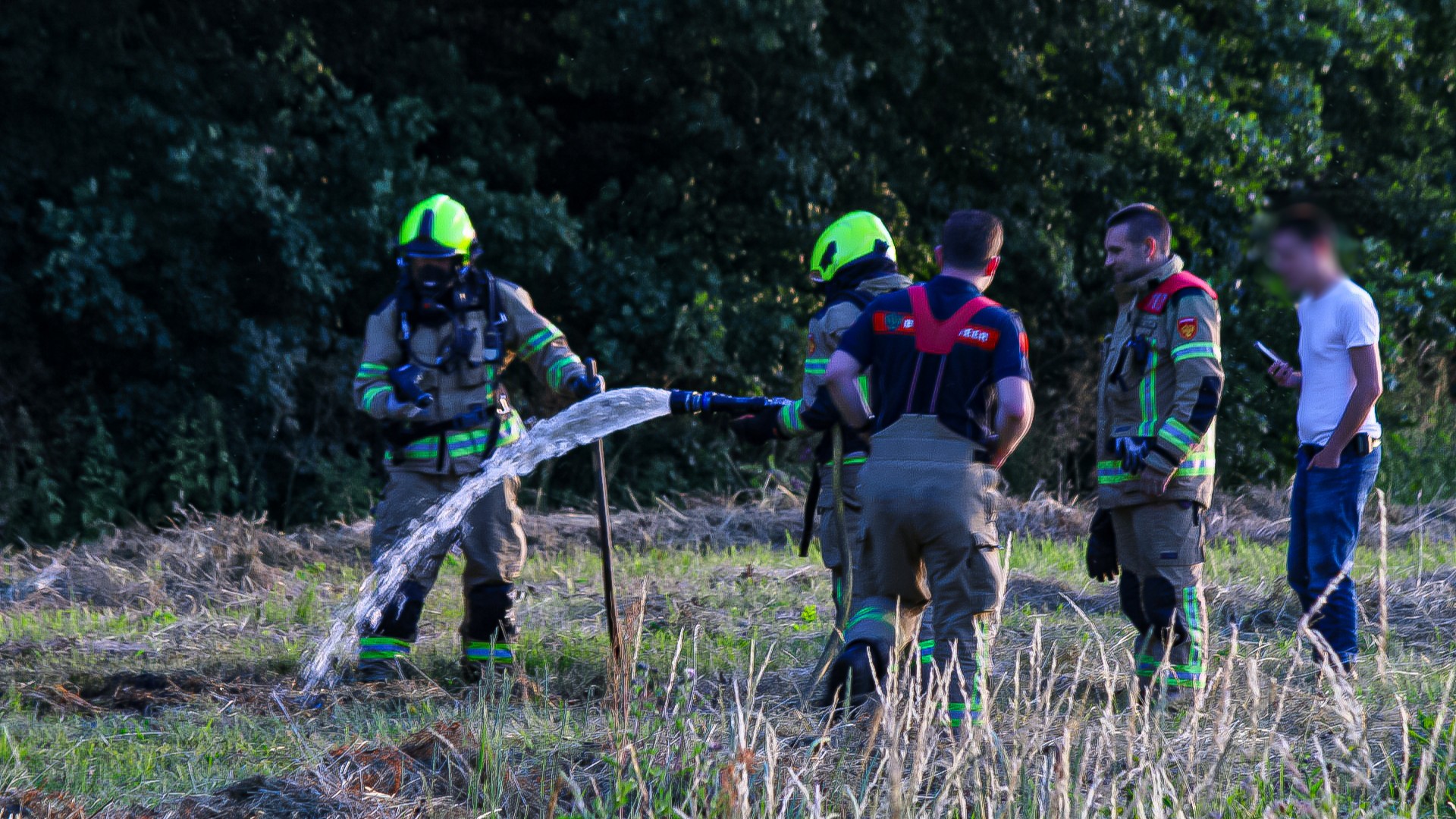 Brandweer blust bermbrand langs Eendrachtsweg in Tholen