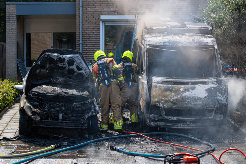 Twee voertuigen branden uit op een oprit in Lepelstraat