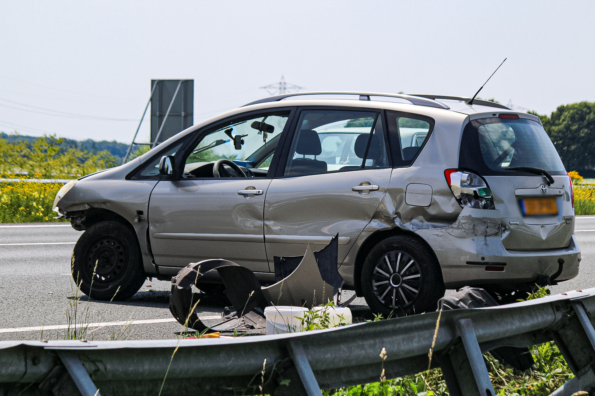 Auto zwaar beschadigd bij eenzijdig ongeval op A58 bij Wouw