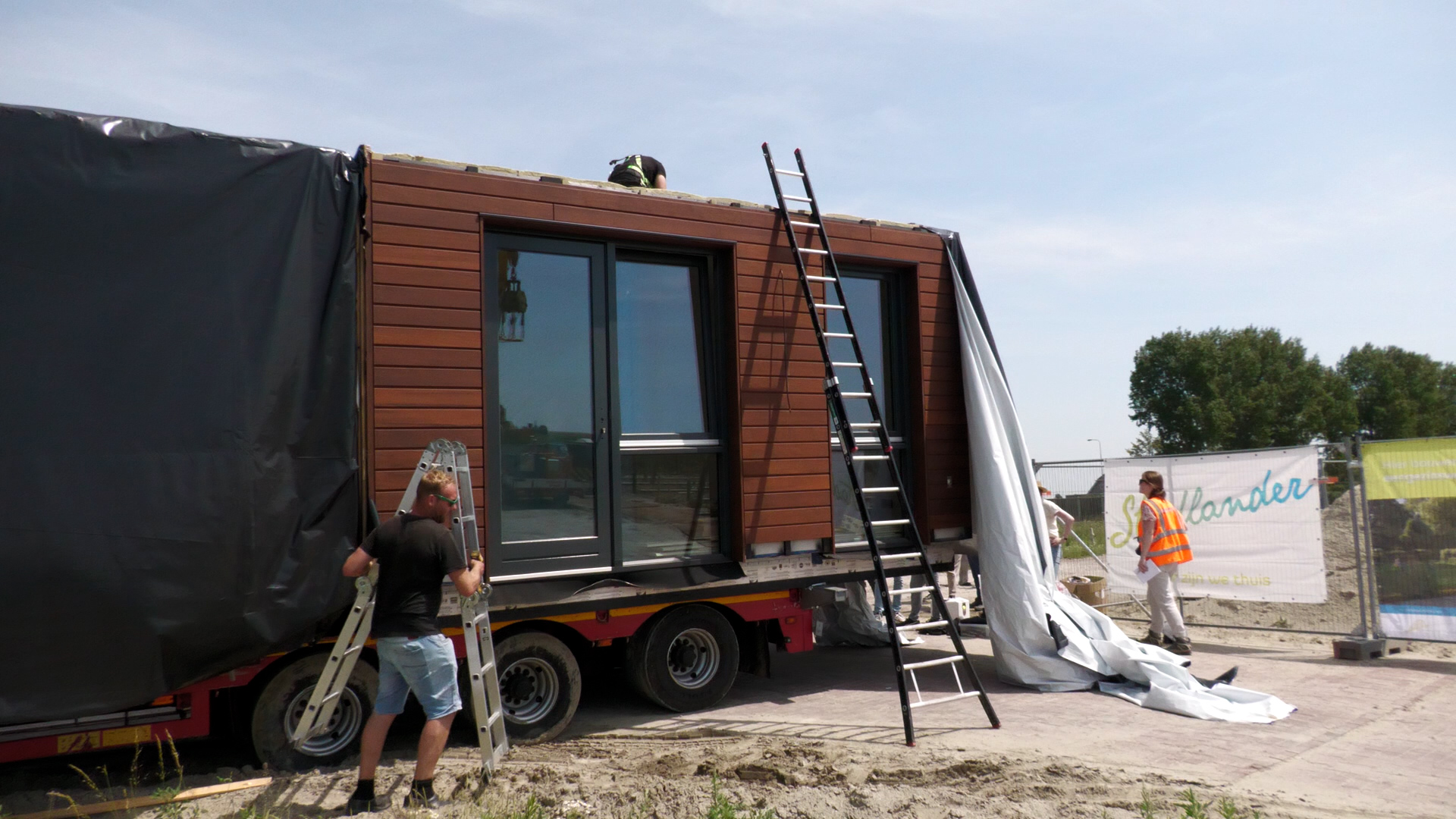 Hoe dertien modulaire woningen uit Putte een nieuw thuis vonden in Stavenisse