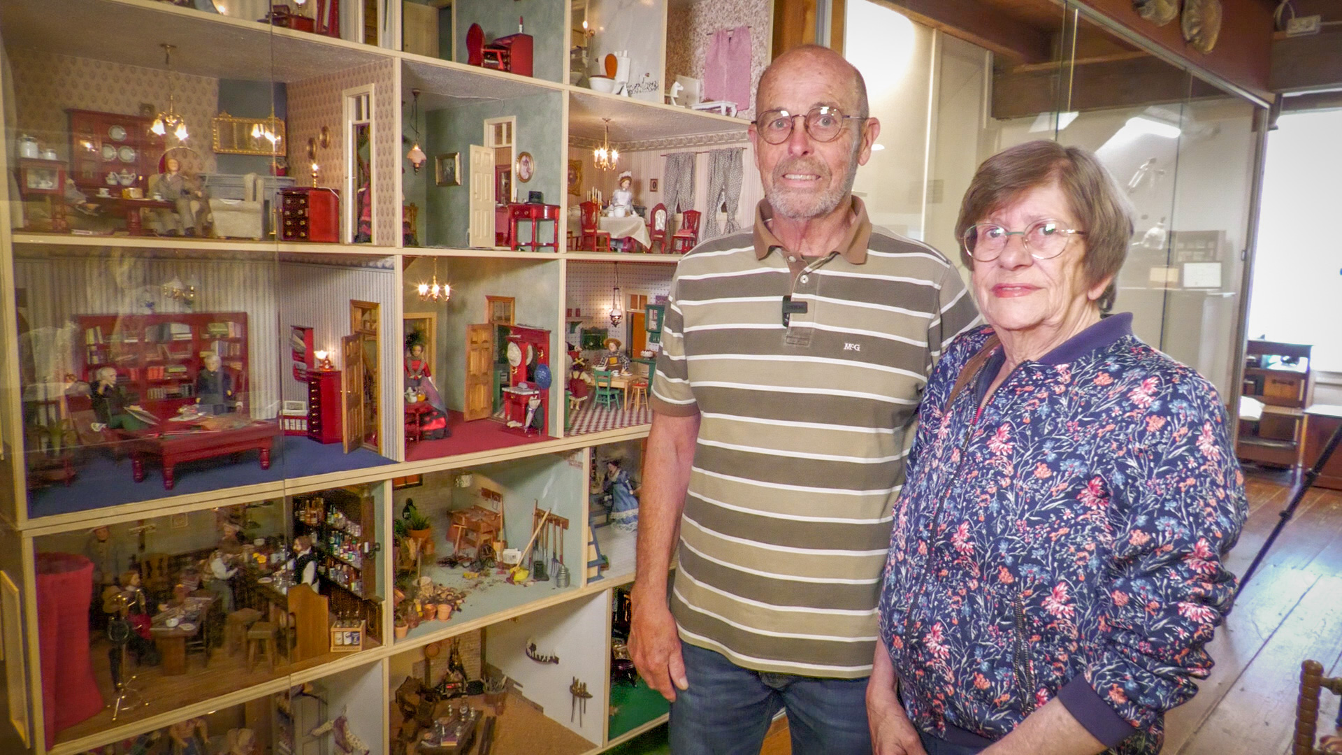 ‘Te popperig’ voor tehuizen, perfect voor het museum: het poppenhuis van Tilly en Louis