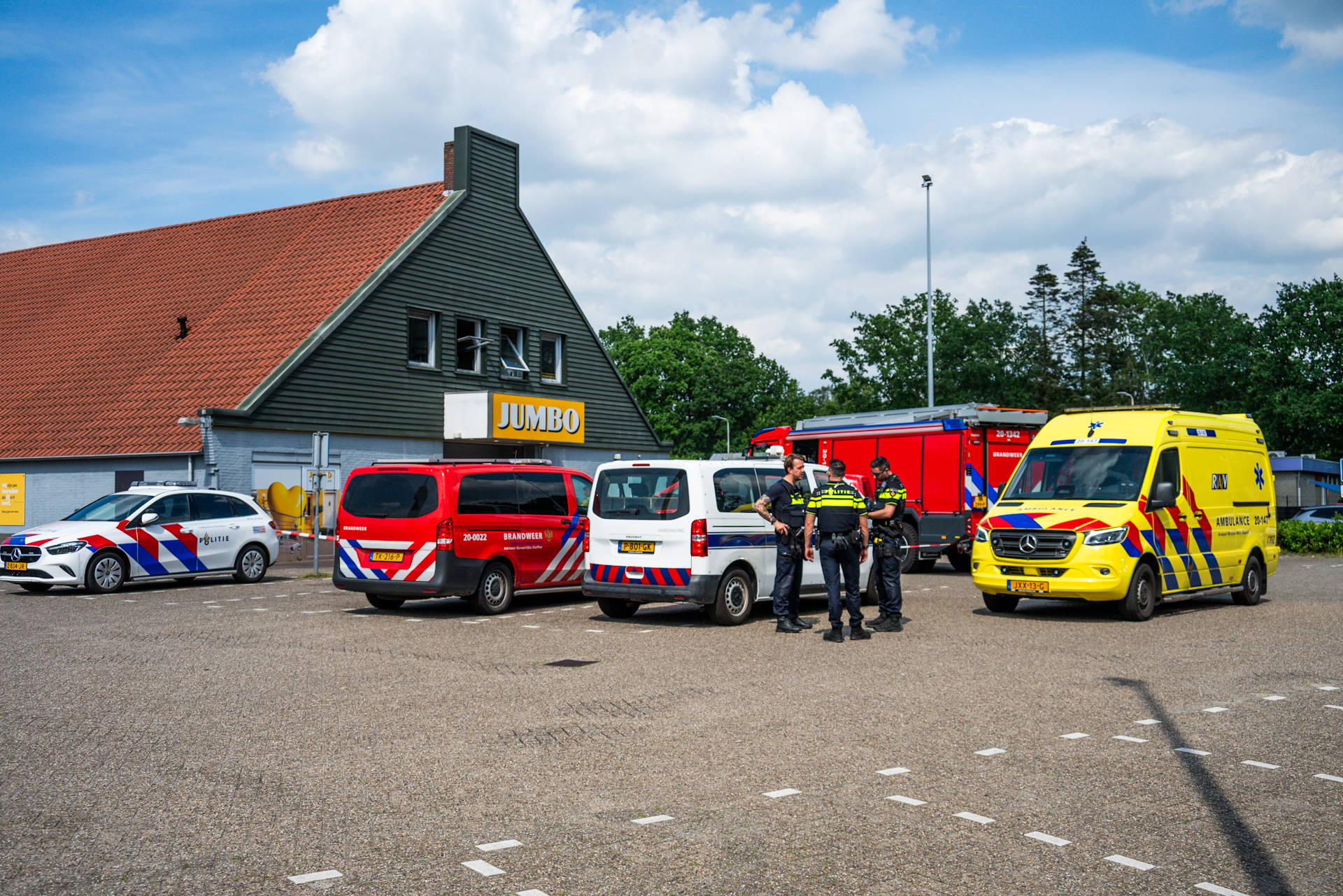 Supermarkt in Roosendaal ontruimd, brandweer doet metingen