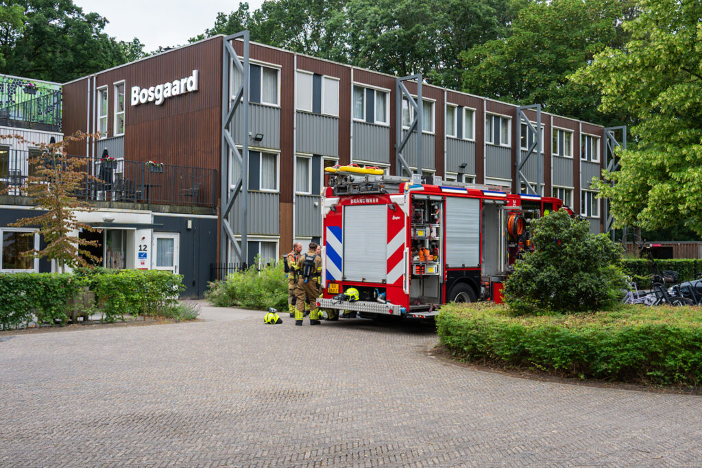 Brand in pand aan Hoofdlaan, brandweer tikt ramen in ter ventilatie