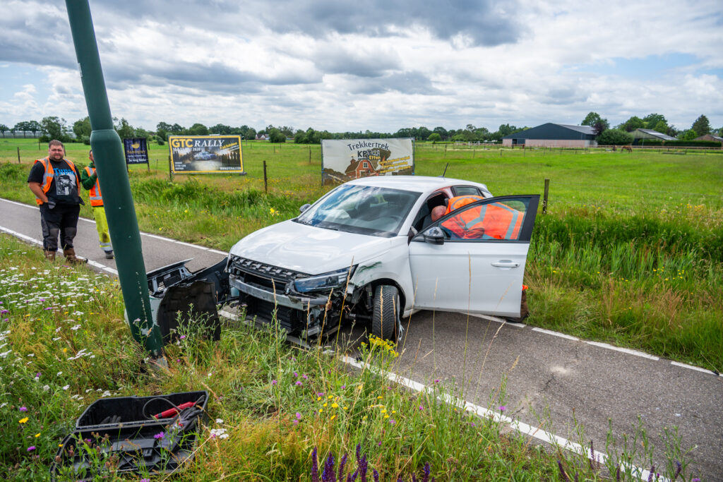 Auto eindigt op fietspad na botsing tegen lantaarnpaal