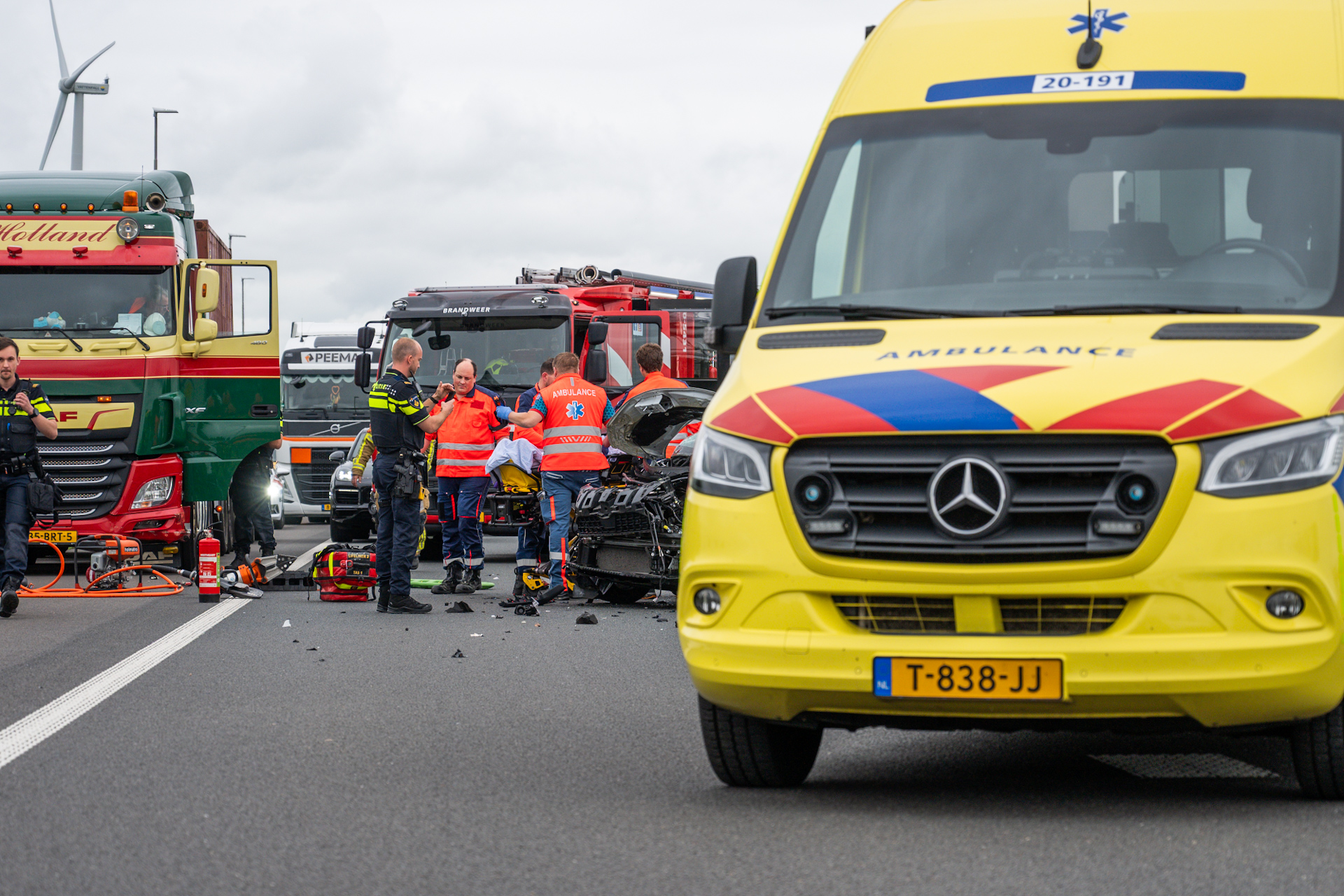 Snelweg dicht na botsing met vrachtwagen en auto