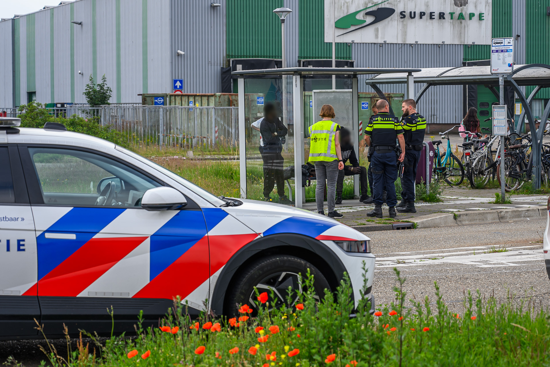 Politie vindt twee mannen die als verstekeling onder vrachtwagen zaten