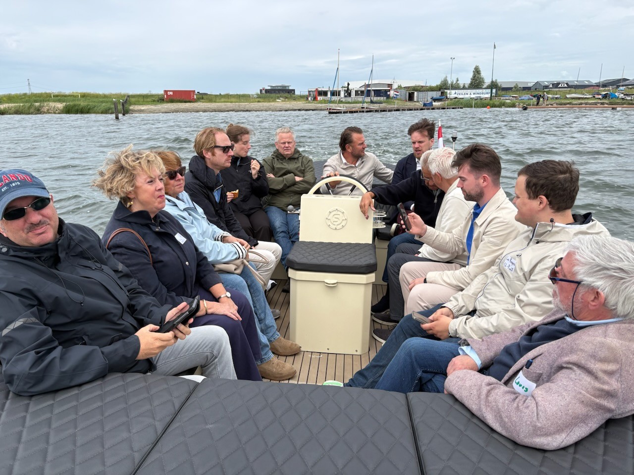 Gemeenteraad bezoekt watersport­verenigingen Binnenschelde om te praten over toekomst