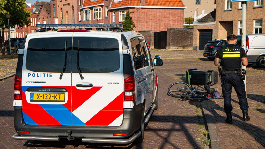 Fietser naar ziekenhuis na aanrijding met taxibusje in Gorinchem.