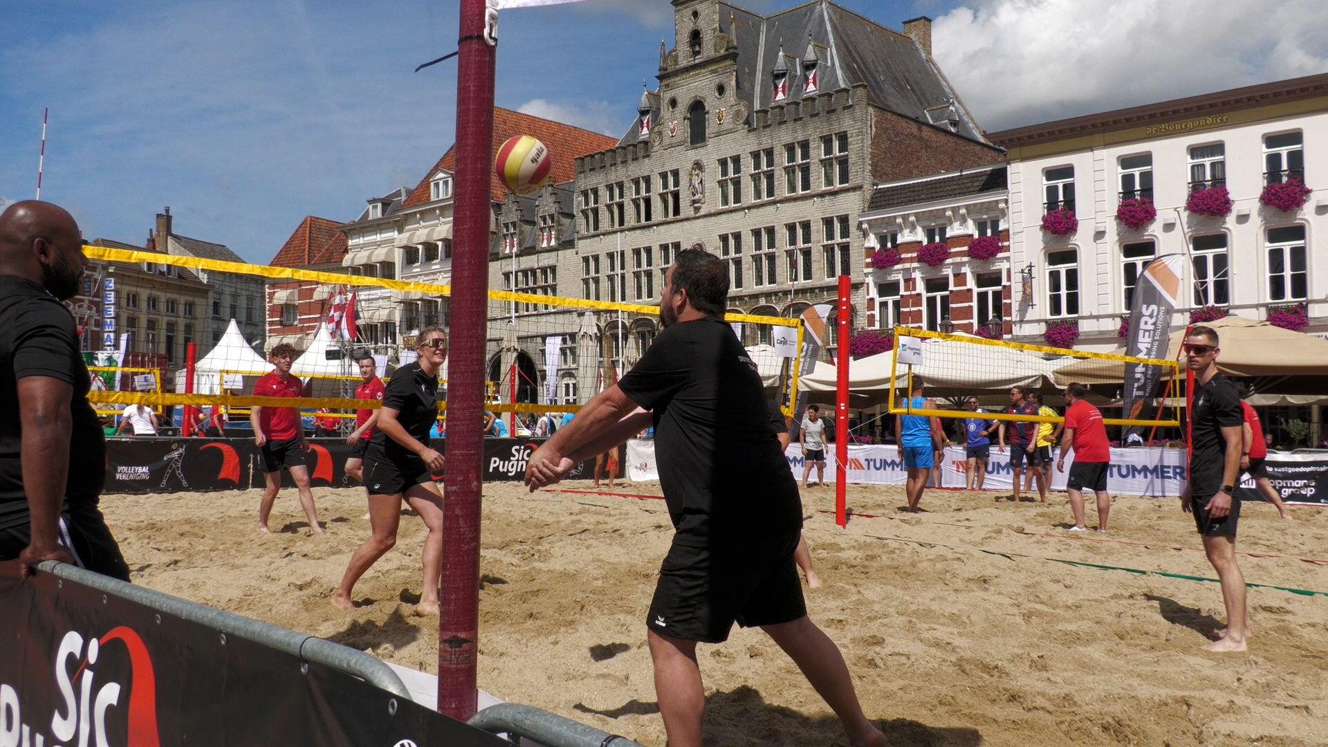 Centrum Bergen op Zoom verandert in strand voor grootste beachvolleybal­toernooi in jaren