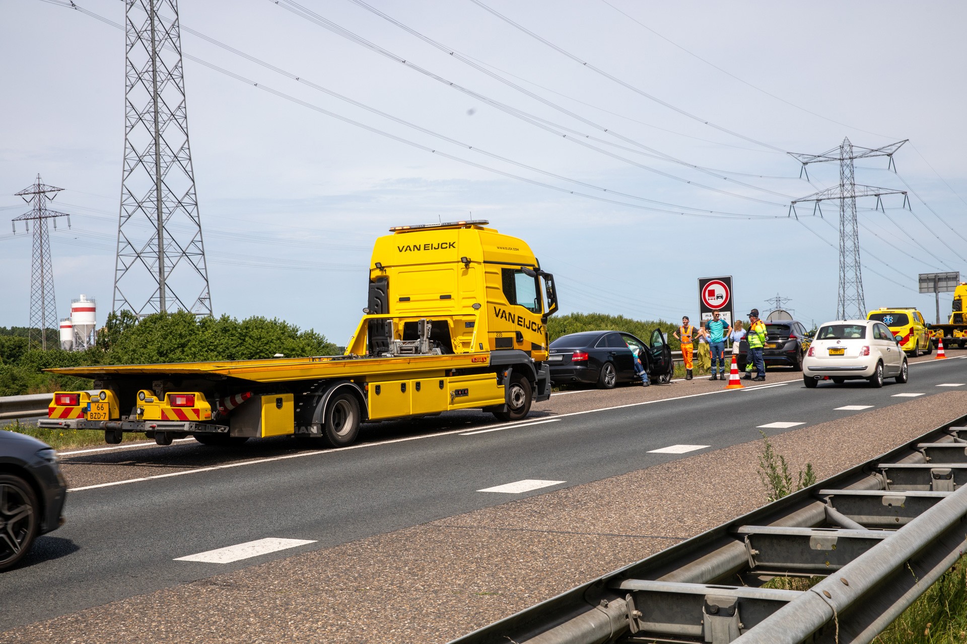 Vier auto’s botsen op A17 bij Stampersgat, rijstrook dicht