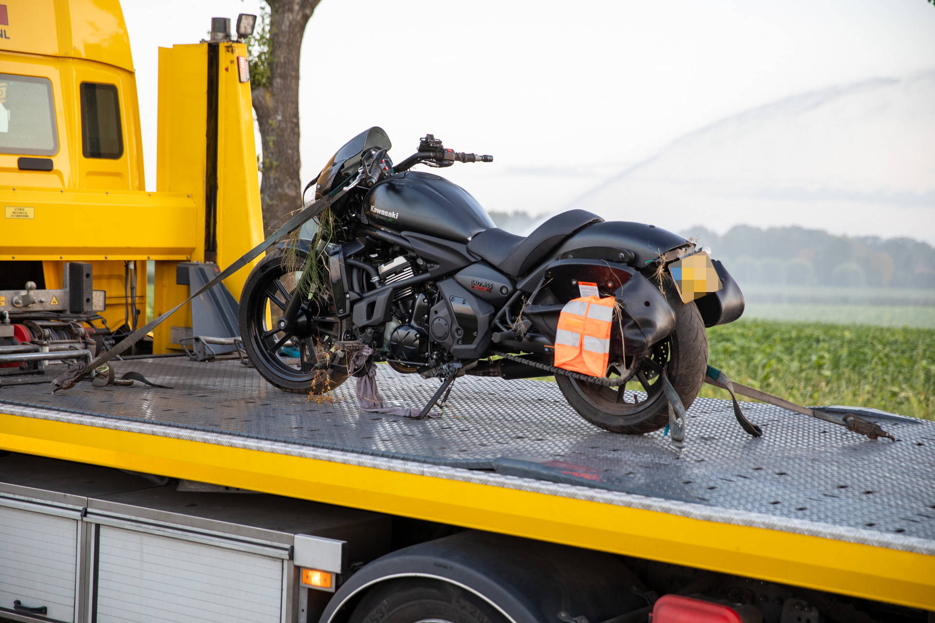 Motorrijder gewond na botsing tegen boom in Wouw